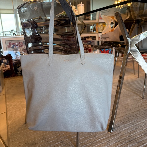 Cuyana Leather Tote – Pearl Grey with Gold Hardware - Picture 2 of 9